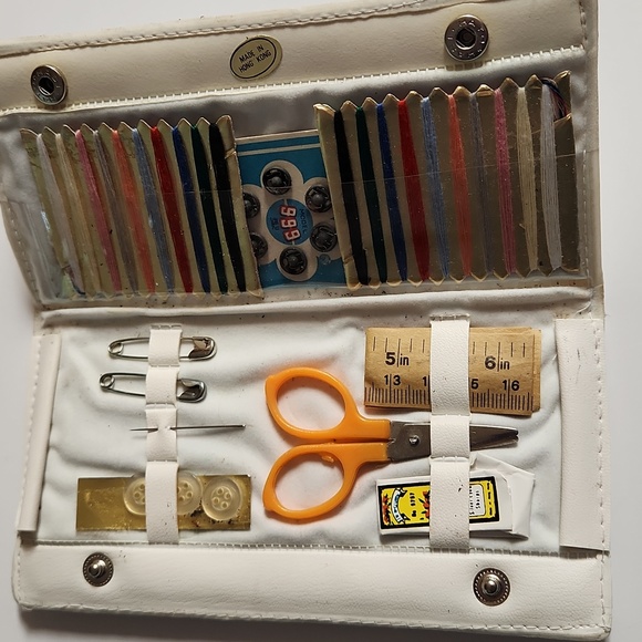 Vintage sewing Kit - Picture 2 of 4